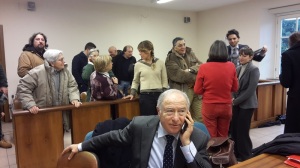 L'attesa per la sentenza. in primo piano, il sindaco di Pietrasanta Domenico Lombardi